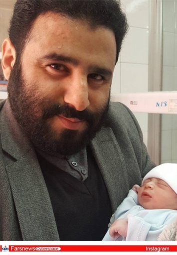سیدمهدی میرداماد در کنار فرزند تازه متولد شده اش