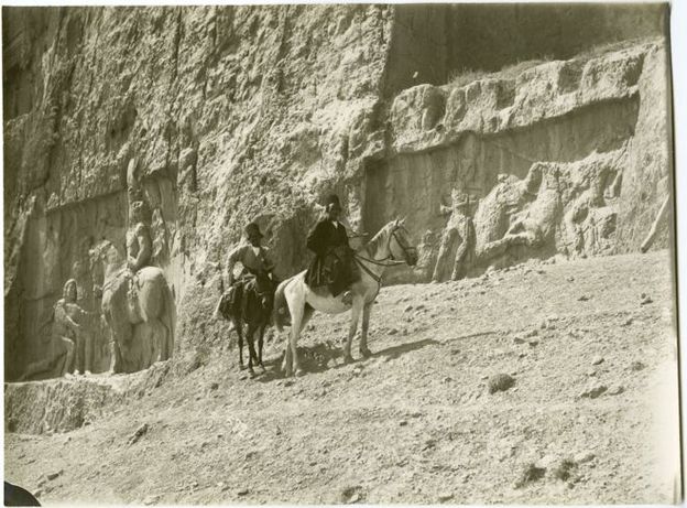 نقش رستم، پیروزی شاپور اول در سمت چپ نبرد سواران بهرام دوم، آنتوان سوروگین، حدود ١٩٠٠

