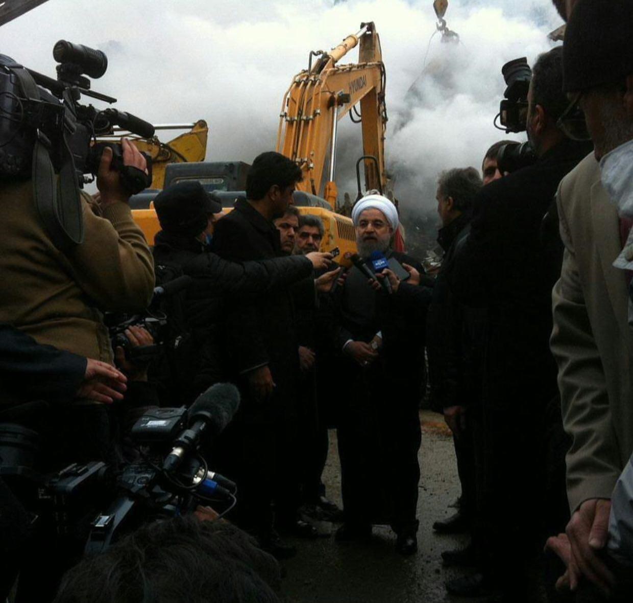عکس/حسن روحانی در محل حادثه پلاسکو