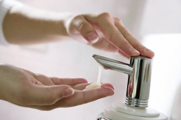 شستن دست با شامپو