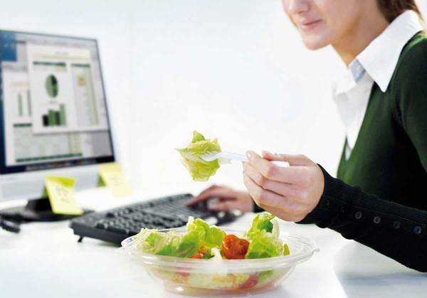 خوردن خوراکی در محیط کار