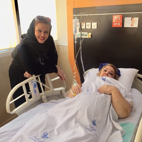 بهاره رهنما در کنار مادرش در بیمارستان
